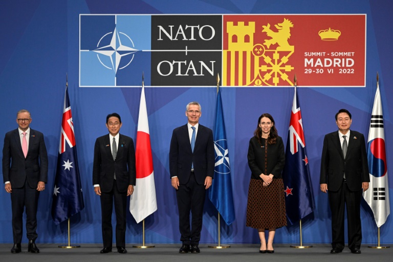 De izq a dcha, los primeros ministros australiano, Anthony Albanese, y japonés, Fumio Kishida; el jefe de la OTAN, Jens Stoltenberg; la primera ministra neozelandesa, Jacinda Ardern, y el presidente surcoreano, Yoon Suk-yeol, en la cumbre de la OTAN, el 29 de junio de 2022 en Madrid