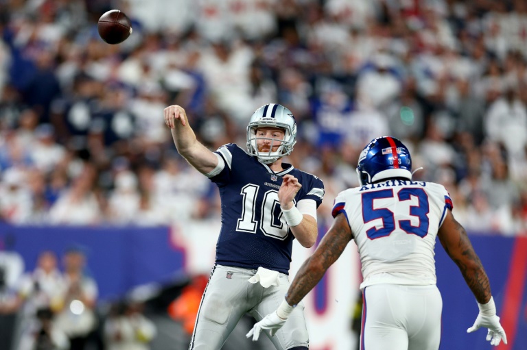 Cooper Rush, de los Dallas Cowboys, pasa el balón ante Oshane Ximines, de los New York Giants, en su partido de fútbol americano de la NFL disputado el 26 de septiembre de 2022 en East Rutherford (Nueva Jersey, EEUU)