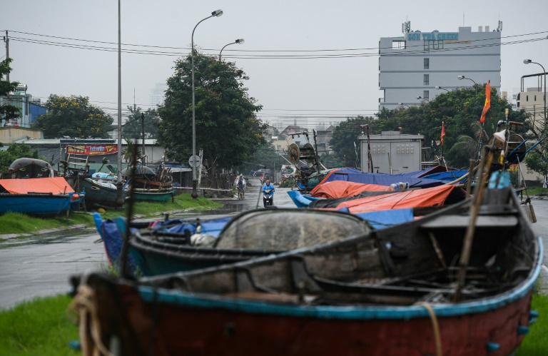 Unas barcas colocadas en una calle de Danang, en Vietnam, el 27 de septiembre de 2022, ante la llegada del tifón Noru
