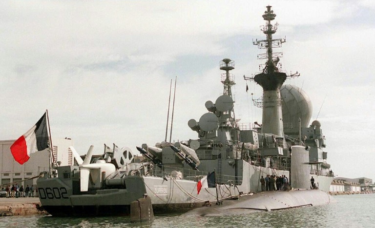 El submarino nuclear francés La Perle (drcha.), junto al buque de guerra Le Suffren en el puerto de La Goulette, en Túnez, el 29 de noviembre de 1997