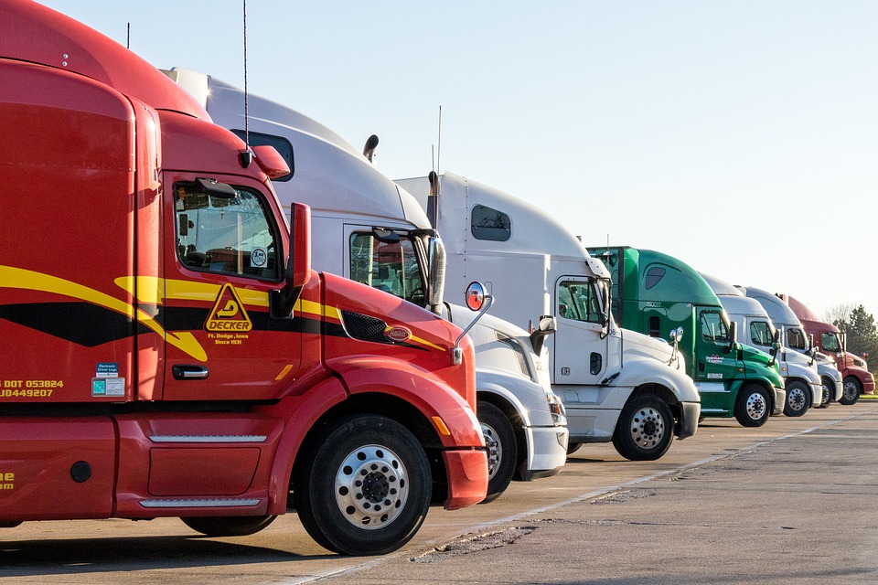  Pixabay | Camiones estacionados esperan la llegada de contenedores para movilizar carga.