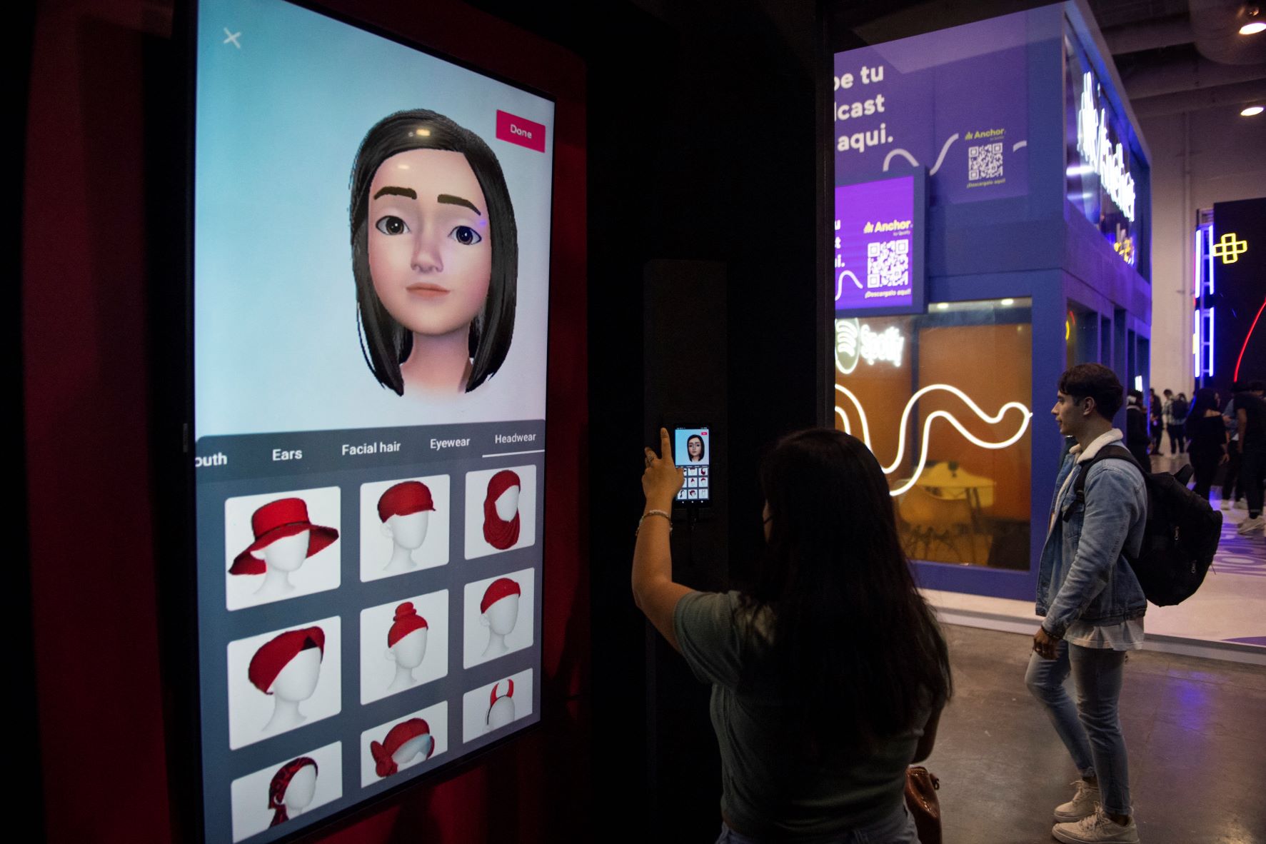 AFP | Una joven hace una imagen virtual de sí misma en un stand de TikTok durante la convención internacional de influencers Vidcon en la Ciudad de México el 23 de septiembre de 2022.