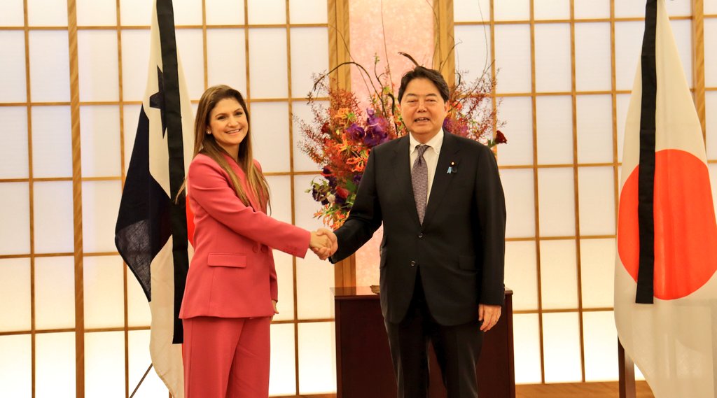 ML | La canciller Erika Mouynes junto al ministro de Relaciones Exteriores, Yoshimasa Hayashi de Japón.