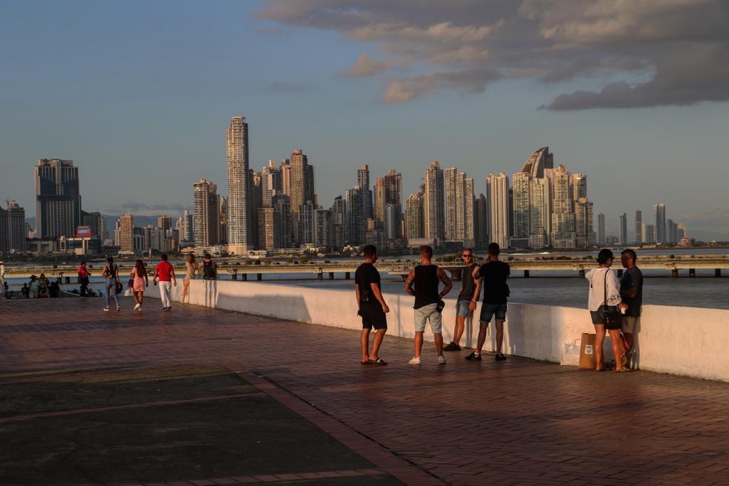 J.Aparicio | Visitantes disfrutan de la vista hacia los edificios de la avenida Balboa. 