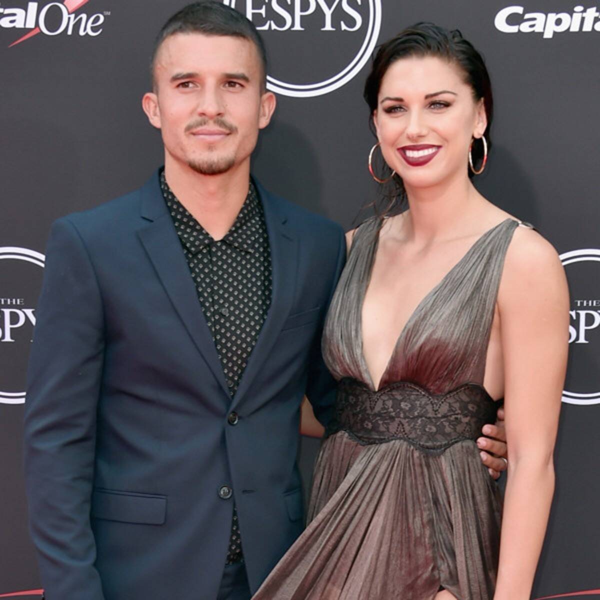 Alex Morgan y su esposo. 