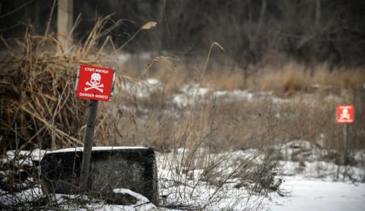 Una señal fotografiada el 18 de enero de 2022 advierte del peligro de minas terrestres cerca de Donetsk, la capital de la autoproclamada República Popular de Donbás, en el este de Ucrania