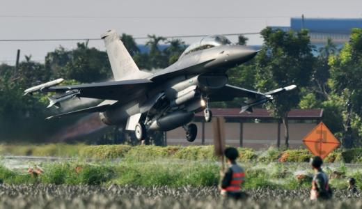 Un avión F16 despega de una carretera en Pingtung, en el sur de Taiwán, el 15 de septiembre de 2021