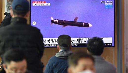 Un informativo de televisión surcoreano emite imágenes de archivo de un lanzamiento de prueba de un misil norcoreano, el 25 de enero de 2022 en una estación ferroviaria de Seúl