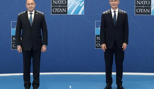 El presidente de Bulgaria, Rumen Radev (izquierda), posa para una fotografía junto al secretario general de la OTAN, Jens Stoltenberg (derecha), durante la cumbre de la OTAN en la sede de la Organización del Tratado del Atlántico Norte (OTAN) en Bruselas, el 14 de junio de 2021.