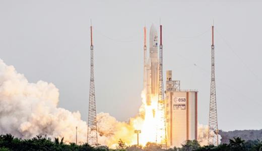 Un cohete Ariane 5 con el telescopio de la NASA James Webb a bordo despega desde el centro de lanzamiento de Arianespace en Kourou, el 25 de diciembre de 2021 en la Guayana Francesa