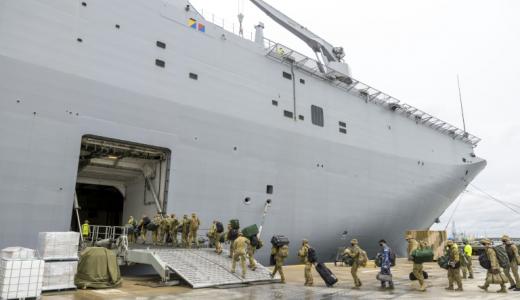 Militares australianos abordan un navío el 20 de enero de 2022 en el puerto de Brisbane para llevar ayuda a Tonga