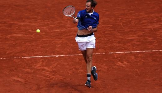 El ruso Daniil Medvedev devuelve la pelota al serbio Miomir Kecmanovic, en partido de tercera ronda de Roland Garros jugado el 28 de mayo de 2022 en París 