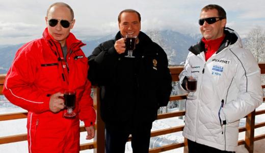 El exprimer ministro italiano Silvio Berlusconi (c), junto al presidente ruso, Los entonces presidente ruso, Vladimir Putin (izq.), y su antecesor en el cargo, Dmitry Medvedev, en la estación de esquí de Rosa Khutor, en Rusia, el 8 de marzo de 2012
