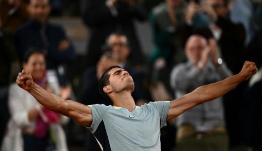 El tenista español Carlos Alcaraz (N.6) avanzó a octavos de final de Roland Garros tras derrotar al estadounidense Sebastian Korda (N.30) por 6-4, 6-4 y 6-2 en un partido de 2h06 de duración, el 27 de mayo de 2022 en París