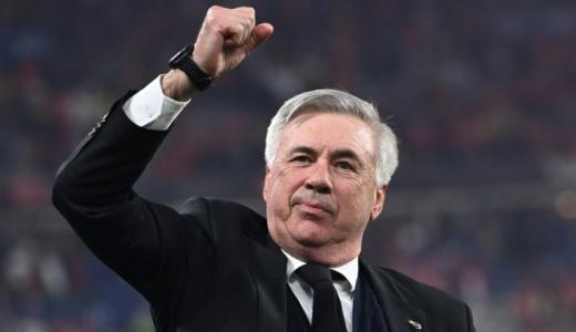 El entrenador italiano del Real Madrid, Carlo Ancelotti, celebra la victoria de su equipo durante la final de la Liga de Campeones de la UEFA contra el Liverpool, en el Stade de France en Saint-Denis, al norte de París, el 28 de mayo de 2022