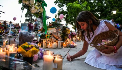 Un niño pasa junto al monumento a las víctimas del tiroteo en Uvalde, Texas, el 27 de mayo de 2022.