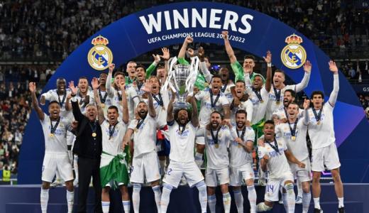 El defensa del Real Madrid Marcelo levanta el trofeo de la Liga de Campeones en el Stade de France en Saint-Denis, al norte de París, el 28 de mayo de 2022