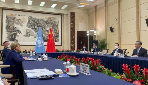 La Alta Comisionada de Derechos Humanos de la ONU Michelle Bachelet habla con el ministro de Relaciones Exteriores de China, Wang Yi (D), durante una reunión celebrada en la ciudad de Guangzhou, China, el 23 de mayo de 2022