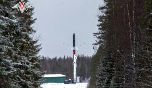 El lanzamiento de un misil balístico intercontinental Yars en un lugar indeterminado de Rusia, en una imagen obtenida de un vídeo difundido el 19 de febrero de 2022 por el ministerio de Defensa ruso 