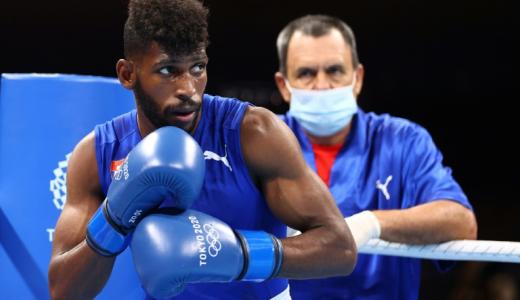 El cubano Andy Cruz enfrenta al estadounidense Keyshawn Daniel Webster Davis en la pelea final de boxeo ligero masculino (57-63 kg) durante los Juegos Olímpicos de Tokio 2020, en el Kokugikan Arena, el 8 de agosto de 2021