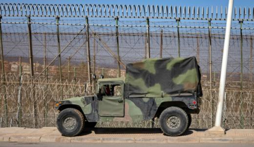 Un vehículo militar de las fuerzas de seguridad de Marruecos, fotografiado en la valla fronteriza con Melilla cerca de Nador el 26 de junio de 2022