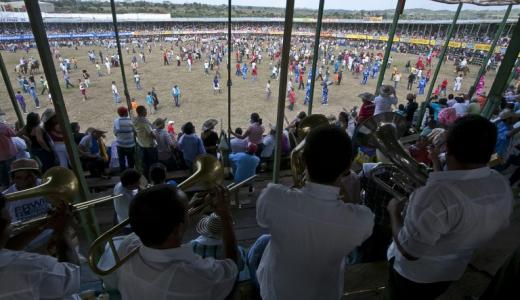 Las "corralejas" son fiestas populares colombianas en las que el público de las gradas baja a la arena para enfrentarse a novillos o toros pequeños