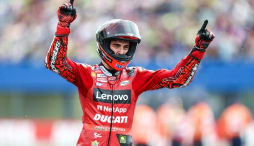 El italiano Francesco Bagnaia festeja su victoria en el Gran Premio de MotoGP de Países Bajos, en el circuito de Assen, el 26 de junio de 2022