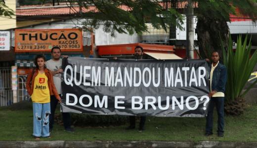 Manifestación de apoyo a las familias de los asesinados Dom Phillips y Bruno Pereira frente al cementerio Parque da Colina en Niteroi, estado de Rio de Janeiro, durante el funeral del periodista británico, el 26 de junio de 2022