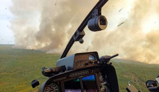 Esta imagen divulgada por Greenpeace Rusia el 18 de agosto de 2022 muestra un incendio forestal desde un helicóptero en la región de Ryazan, en las afueras de Moscú.