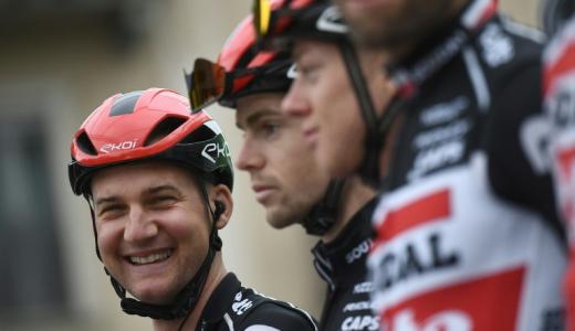 El ciclista belga Tim Wellens (izq.) sonríe antes del comienzo del Giro de Lombardía el 9 de octubre de 2022 en Como, Italia