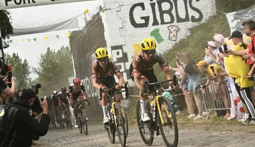 El ciclista belga del equipo Jumbo-Visma, Tiesj Benoot (izq.), y su compañero esloveno Primoz Roglic (der.), recorren un sector de adoquines durante la quinta etapa de la 109.ª edición del Tour de Francia, 153,7 km entre Lille y Arenberg, Porte du Hainaut, en el norte de Francia, el 6 de julio de 2022.