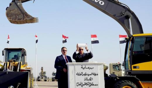El Primer Ministro iraquí, Mustafa al Kazimi (D), durante la ceremonia de colocación de la primera piedra del proyecto de rehabilitación del Aeropuerto Internacional de Mosul el 10 de agosto de 2022. 