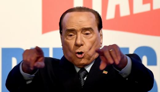 Silvio Berlusconi, exprimer ministro italiano y líder del partido Forza Italia, en un mitin en Roma el 9 de marzo de 2022