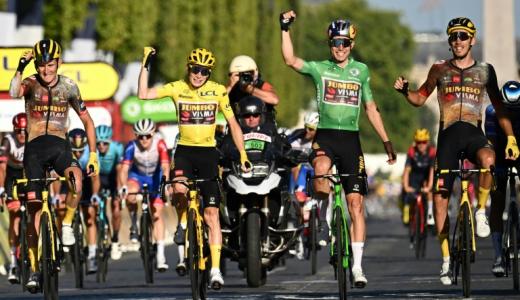 El ciclista belga del equipo Jumbo-Visma Tiesj Benoot (izq.) finaliza el Tour de Francia en los parisinos Campos Elíseos junto a los maillots amarillo, Jonas Vingegaard, verde, Wout van Aert, el 24 de julio de 2022