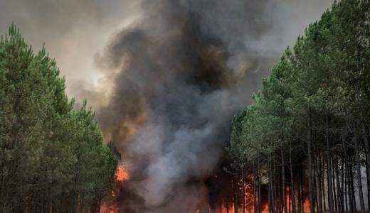 Vista aérea del incendio forestal cerca de Saint-Magne, en el suroeste de Francia, el 9 de agosto de 2022