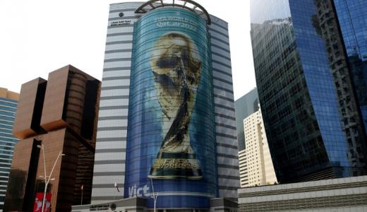 Una imagen del trofeo de la Copa Mundial de la FIFA 2022 adorna un edificio en la capital de Catar, Doha, el 16 de agosto de 2022.