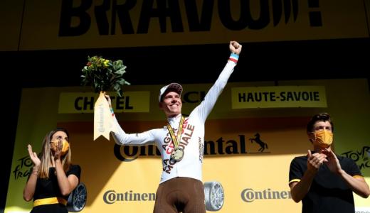 El ciclista Bob Jungels celebra en el pódium su victoria en la novena etapa del Tour de Francia el 10 de julio de 2022 en Chatel Les Portes du Soleil, en los Alpes