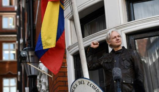 El fundador de Wikileaks, Julian Assange, se asoma en el balcón de la Embajada de Ecuador en Londres el 19 de mayo de 2017