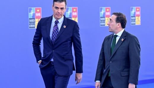 El presidente español, Pedro Sánchez (izq), y su ministro de Exteriores, José Manuel Albares, llegan a la última cumbre de la OTAN el 29 de junio de 2022 en Madrid