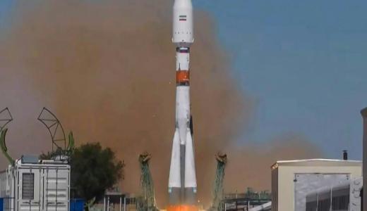 El cohetes espacial ruso Soyuz-2.1b despega con el satélite iraní Khayyam a bordo del cosmódromo de Baikonur, en Kazajistán, el 9 de agosto de 2022
