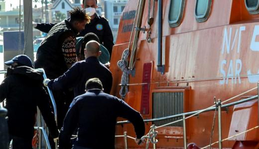 Unos migrantes desembarcan de un buque de la guardia costera griega en la isla de Chíos el 26 de octubre de 2021