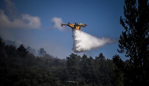 Un avión Canadair (EC-GBS) lanza agua al incendio forestal del parque natural portugués de la Serra da Estrela, el 17 de agosto de 2022