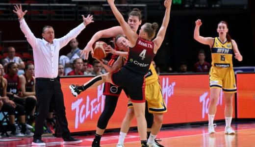 Dos jugadoras de Bélgica presionan a una de Bosnia y Herzegovina durante el partido del Mundial de Baloncesto femenino disputado el 26 de septiembre de 2022 en Sídney