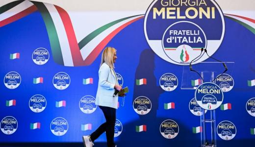 Giorgia Meloni sale al estrado de la sede de campaña de Hermanos de Italia para dar un discurso tras la victoria en las elecciones legislativas, el 26 de septiembre de 2022 en Roma