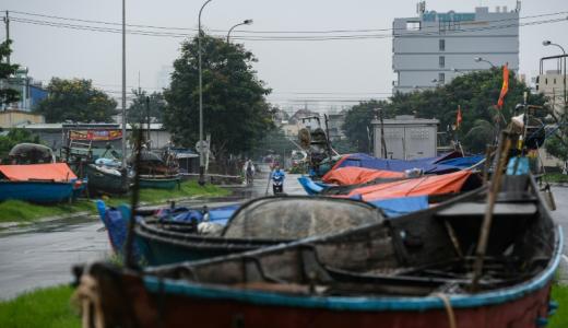 Unas barcas colocadas en una calle de Danang, en Vietnam, el 27 de septiembre de 2022, ante la llegada del tifón Noru