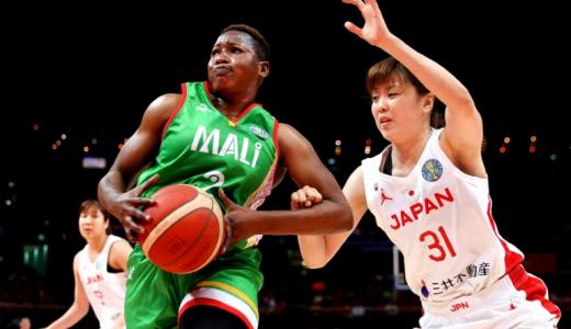 La jugadora de baloncesto maliense Salimatou Kourouma (izq.), presionada por la japonesa Aika Hirashita en un partido del Mundial el 22 de septiembre de 2022 en Sídney