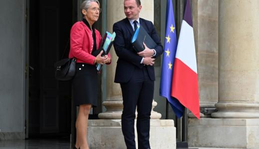 La primera ministra de Francia, Élisabeth Borne, y el ministro de Trabajo, Olivier Dussopt, el 26 de septiembre de 2022 en el Palacio del Elíseo, en París