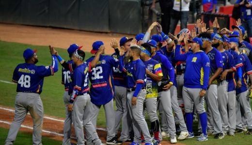 Los Navegantes del Magallanes, como campeón de Venezuela, celebrando en la Serie del Caribe después de ganar su partido de béisbol de contra Puerto Rico en el estadio Quisqueya Juan Marichal en Santo Domingo, el 30 de enero de 2022.