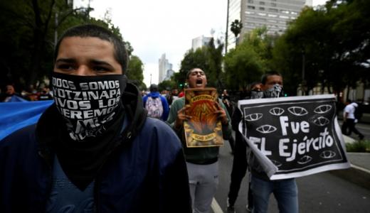 Un joven grita consignas en una marcha en Ciudad de México el 26 de septiembre con motivo del octavo aniversario de la desaparición de 43 estudiantes de la escuela normal de Ayotzinapa