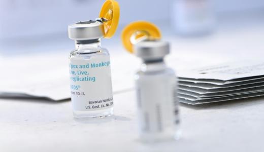Los frascos de la vacuna Jynneos contra la viruela del mono se preparan en una clínica de vacunación temporal en Los Ángeles, California